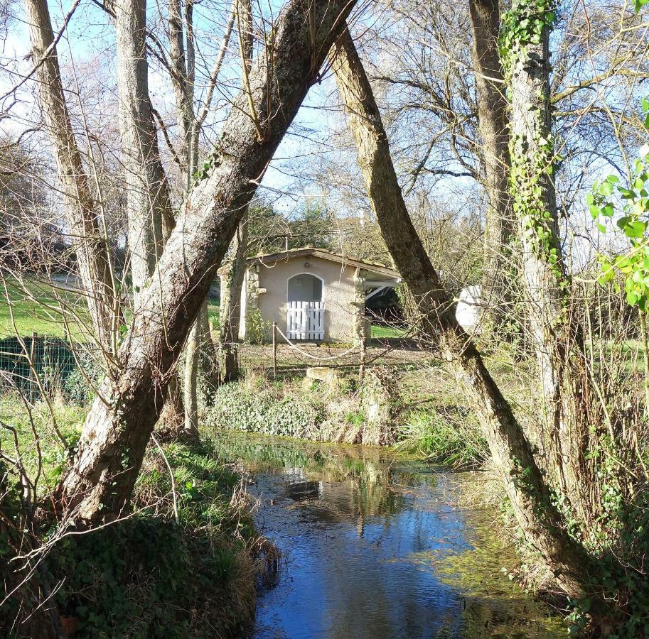 Bed and Breakfast Les Jardins De Camelot Villegouge Exterior foto