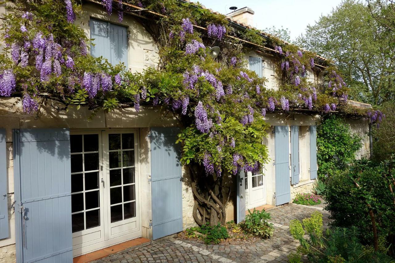 Bed and Breakfast Les Jardins De Camelot Villegouge Exterior foto