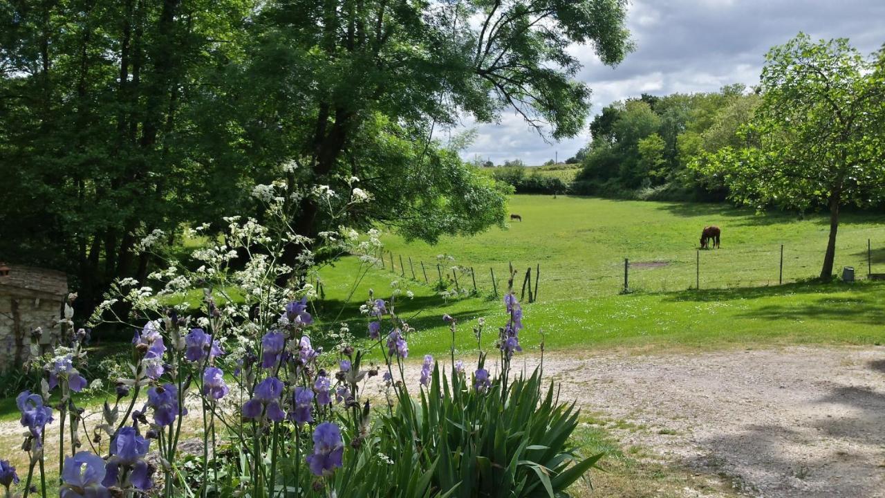 Bed and Breakfast Les Jardins De Camelot Villegouge Exterior foto