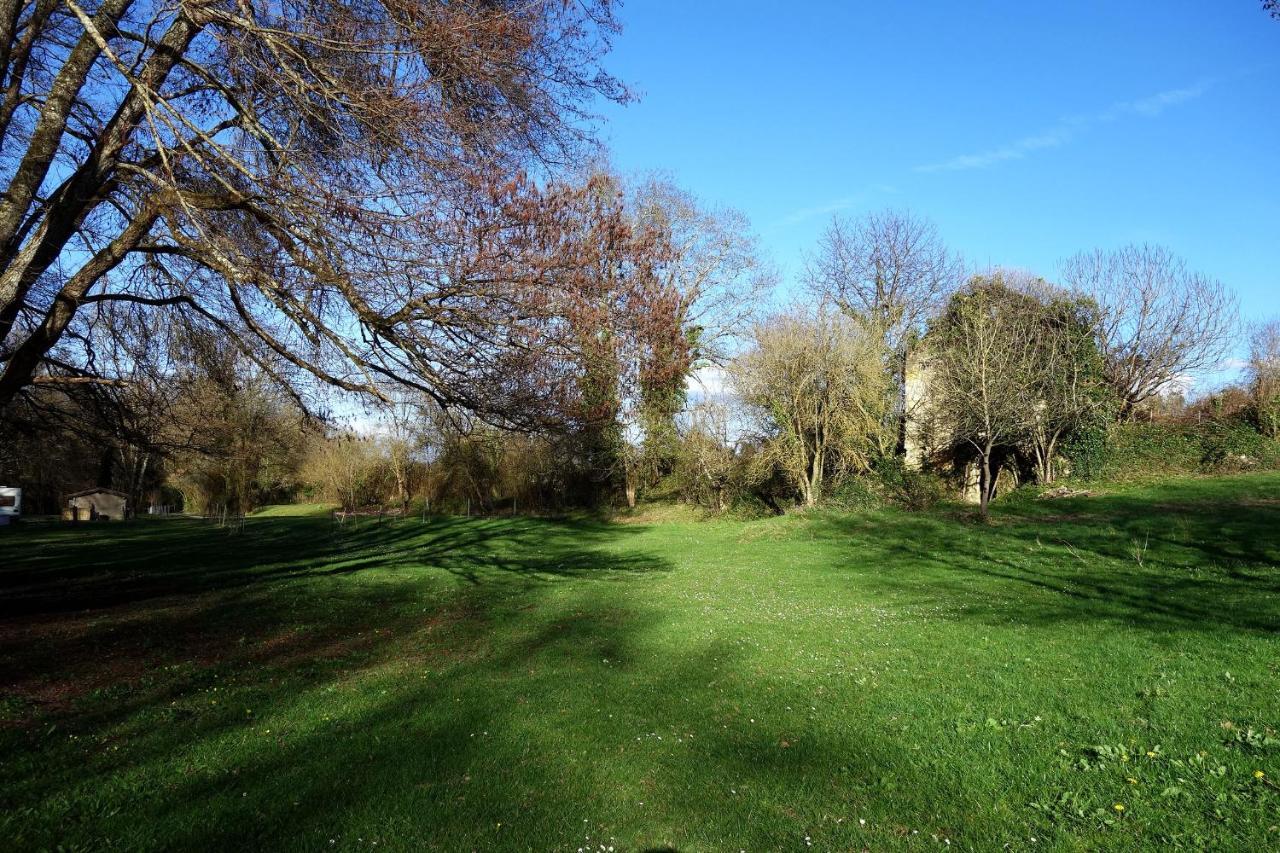 Bed and Breakfast Les Jardins De Camelot Villegouge Exterior foto